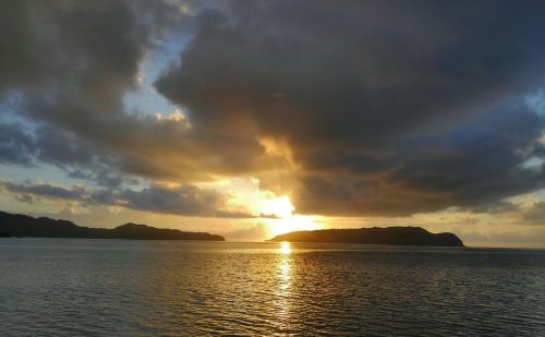 外離れに沈む夕日