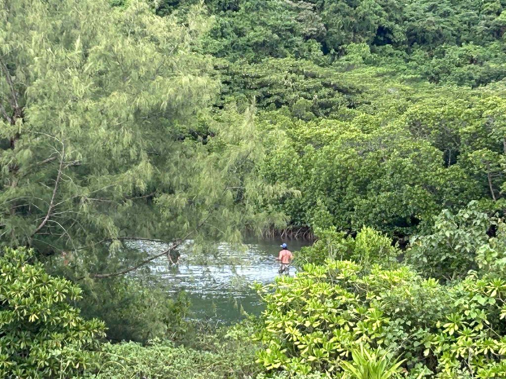 半裸で船を出す人