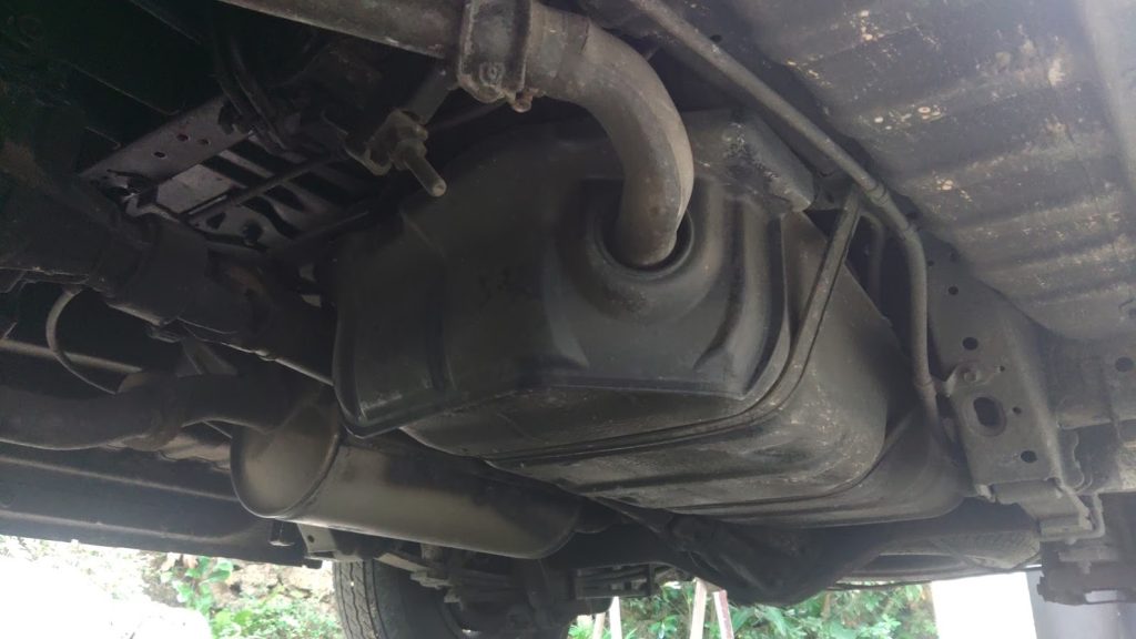 ハイエースの下